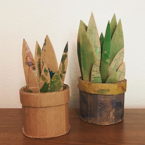 Cardboard Plant Pot, Cardboard Plants Diy, Cardboard Vegetables, Cardboard Rolls Diy Projects, Cool Cardboard Crafts Diy, Cardboard Snake, Cardboard Room Decor, Cardboard Leaves, Cardboard Forest