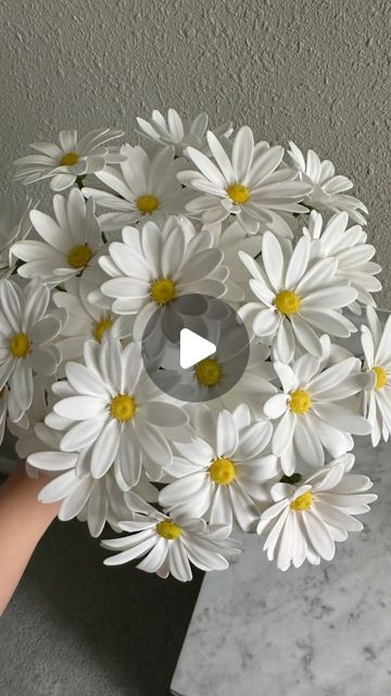 Daisy Fondant Flowers, Clay Daisy Flower, Easy Fondant Flowers Tutorial, Flower Clay Art, Fondant Daisies, Fondant Flower Tutorial, Peacock Embroidery Designs, Fondant Flower Cake, Peacock Embroidery