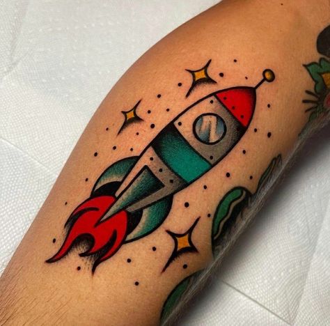 Ufo Traditional Tattoo, Traditional Tattoo Ufo, Tattoo Sleeve American Traditional, Rocket Ship Tattoo, Traditional Tattoo Filler, Tato Tradisional, Rocket Tattoo, Ufo Tattoo, Traditional Tattoo Inspiration