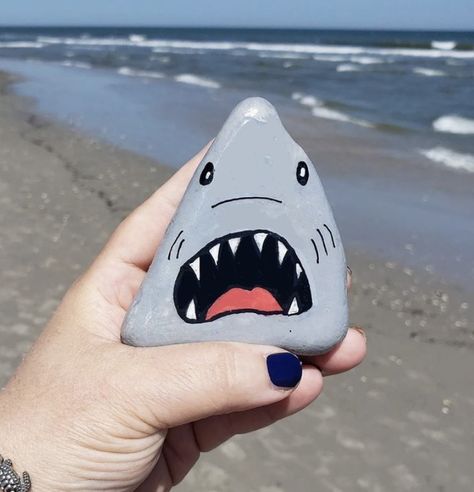 Painted Shark Rock, Snowflake Making, Easy Rock Painting Ideas, Maus Illustration, Easy Rock Painting, Shark Painting, Garden Rock Art, Diy Rock Art, Painted Rock Animals