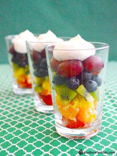 Rainbow Fruit Parfaits - serve a rainbow at breakfast or for dessert with these fun parfaits. Or set out ingredients for kids to assemble themselves! #produceforkids #rainbowfoods Fruit Parfait Recipes, Fruit Parfaits, Healthy Parfait, Deco Fruit, Healthy Bedtime Snacks, Fruit Parfait, Healthy Protein Snacks, Parfait Recipes, Rainbow Fruit