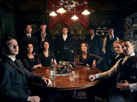 🍀A Beautiful Family Portrait of The Shelby Family Limited🍀💫🇬🇧💫🔫🔪💰💣🚬🍺🔥💫 I really hope it's not going to be another 1-2 yr wait for Season 5. I know they just recently started filming... Hurry Up Guys😘✌ Shelby Family, Peaky Blinders Season 5, Laura Marling, Peaky Blinders Season, Peaky Blinders Series, Steven Knight, Peaky Blinders Wallpaper, Red Right Hand, Mafia Gangster