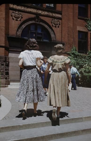 New Trier High School - 1950 50s High School Fashion, 50s High School Aesthetic, 50s Americana, 1950s Highschool, 50s Teenagers, 1950s Teenagers, 1930s High School, Prom Costume, 50s Women