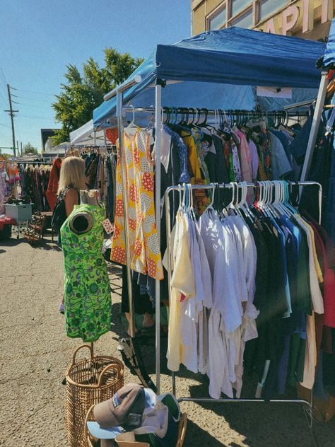 Aesthetic Garage Sale, Outdoor Market Aesthetic, Flee Market Aesthetic, Flea Market Clothes, Garage Sale Aesthetic, Flea Market Aesthetic Pictures, Flee Market Ideas, Flea Market Pictures, Shopping Aesthetics