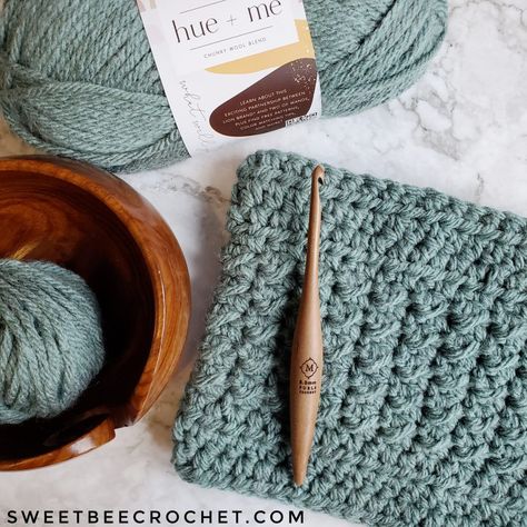 Cute and Cozy Neck Warmer - Free Crochet Pattern - Sweet Bee Crochet Hue And Me Yarn, Bee Crochet, Photo Pattern, Moss Stitch, Yarn Tail, Lion Brand Yarn, Crochet Cowl, Lion Brand, Half Double Crochet