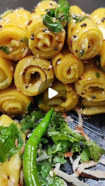 Quick Indian Snacks, Khandvi Recipe, Easy Indian Snacks, Gujarati Snacks, Spicy Snacks Recipes, Breakfast Recipes Indian, Spicy Snacks, Indian Breakfast, Easy Snack Recipes