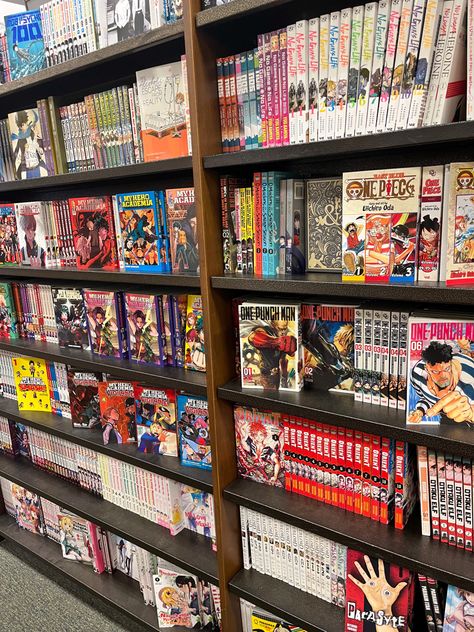 manga anime art book aesthetic Manga Store Aesthetic, Barnes N Noble Aesthetic, Barns And Noble Aesthetic, Anime Stores, Stayc Members, Bureau Aesthetic, Barnes And Noble Aesthetic, Manga Shelving, Noble Aesthetic