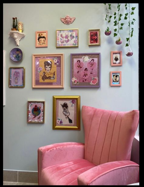 Cute Tattoo Studio Interior, Cute Tattoo Station, Girly Tattoo Shop Decor, Cute Tattoo Shop Interior, Tattoo Shop Aesthetic Pink, Cute Tattoo Parlor, Feminine Tattoo Studio, Tattoo Studio Aesthetic Pink, Tattoo Home Studio