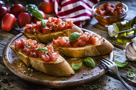 Die besten Bruschetta-Rezepte Bruschetta Recept, How To Make Bruschetta, Classic Bruschetta, Italian Appetizers Easy, Italian Bruschetta, Italian Recipes Appetizers, Easy Bruschetta, Bruschetta Toppings, Bruschetta Recipe