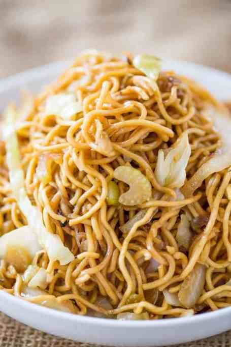 Dishes That Actually Taste Better the Second Day: Chow Mein #daytwodishes #leftoeverrecipes Food Copycat Recipes, Copycat Dinner, Panda Express Recipes, Firecracker Chicken, Vegetarian Oyster Sauce, Cooking Chinese Food, Dinner Then Dessert, Chow Mein Recipe, Chow Mein Noodles