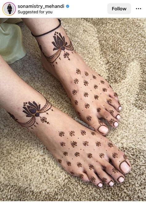 Minimalist Feet Mehendi, Minimal Feet Mehendi, Minimalist Bridal Mehendi, Minimal Rangoli, Minimalistic Mehendi, Henna 2024, Henna Feet Designs, Feet Mehendi Design, Minimalist Mehendi Designs