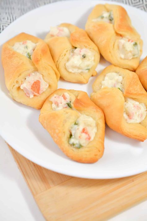 Crab And Cream Cheese Crescent Rolls, Crab And Cheese Filled Crescent Rolls, Crab Croissants, Jalapeno Wonton, Wonton Poppers, Crab Snacks, Cucumber Cream Cheese, Cream Cheese Snacks, Crab Puffs