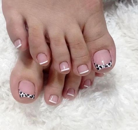 CHECK OUT THESE 36 INSPIRING FRENCH TIP TOE PICTURES AND A GUIDE TO ACHIEVE THEM! - 248 Ideas De Pedicure, Semi Pies, Pedicure Pies, Foot Nail Art, Toe Nail Art Designs, Easy Toe Nail Designs, Simple Toe Nails, Feet Nail Design, Foot Nail