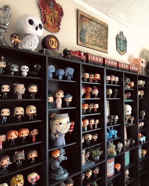 Harry Potter Funko Pop Collection, Funko Pop Display Ideas, Harry Potter Display, Harry Potter Fanları, Harry Potter Bedroom Decor, Игрушки Funko Pop, Funko Pop Display, Harry Potter Room Decor, Harry Potter Funko Pop