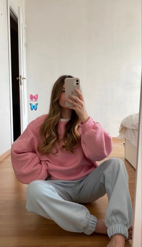 Outfits With Pink Sweatshirt, Pink Sweatshirt Outfit Aesthetic, Pink Hoodie Outfit Aesthetic, Blue Sweatpants Outfit, Pink Sweatshirt Outfit, Pink Hoodie Outfit, Hoodie Outfit Aesthetic, Winter Pjs, Look Rose