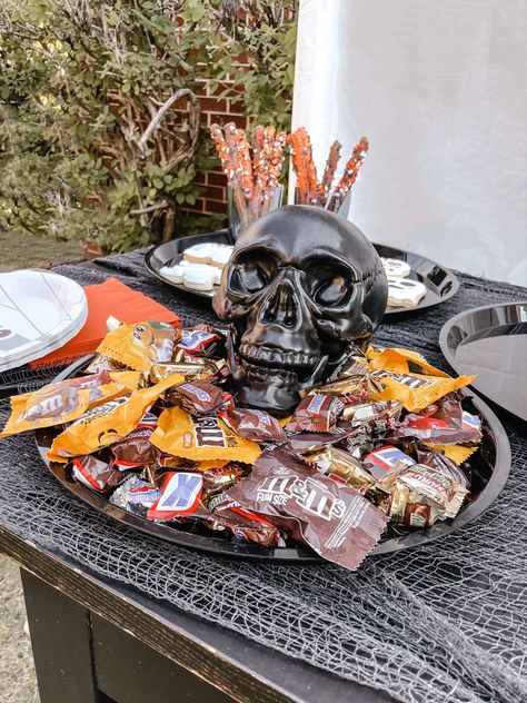 Halloween Party Candy Table Ideas, Halloween Candy Table Ideas, Halloween Snack Table, Halloween Treat Table, Trick Or Treat Table, Halloween Candy Table, Backyard Halloween Party, Halloween Party Candy, Halloween Frog