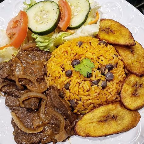 Arroz Con Gandules Recipe, Bistec Encebollado, Steak And Onions, Boricua Recipes, Rice Beans, Spanish Dishes, Hispanic Food, Puerto Rican Recipes, Cuban Recipes