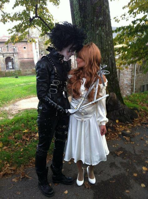 Edward And Kim Costume, Kim Edward Scissorhands Costume, Edward Scissorhands Costume Couples, Edward Scissorhands And Kim Costume, Edward Scissorhands Couple Costume, Edward Siccors Hands Costume, Alt Couple Costumes, Kim Edward Scissorhands, Edward Scissorhands And Kim