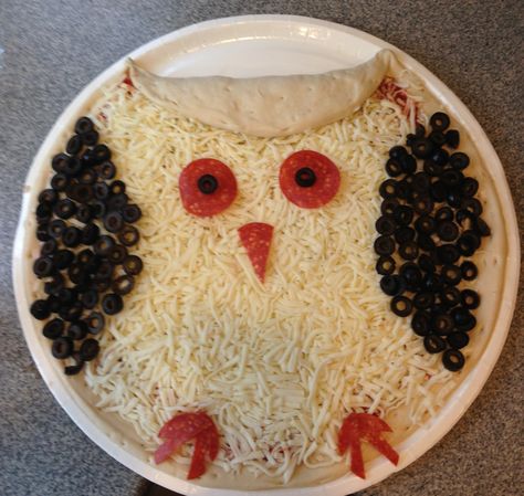 Hedwig Owl pizza with Harry Potter Harry Potter Pizza Ideas, Harry Potter Pizza, Lily Harry Potter, Owl Themed Birthday Party, Owl Food, Harry Potter Activities, Harry Potter Marathon, Hedwig Owl, Harry Potter Owl