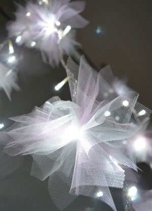 tulle tied on string lights "fairy tale" feel for the head table Diy Slinger, Flower Fairy Lights, Diy Tulle, Dorm Diy, Tulle Flowers, Deco Boheme, Diy Fairy, Flower Fairy, Wedding Shower