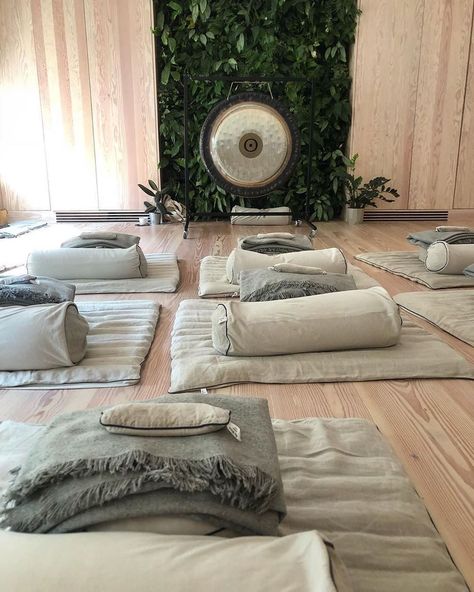 Healing Room Ideas, Meditation Room Design, Heart Meditation, Home Yoga Room, Massage Therapy Rooms, Dream House Aesthetic, Dreams Spa, Beauty Therapy Room, Sound Room