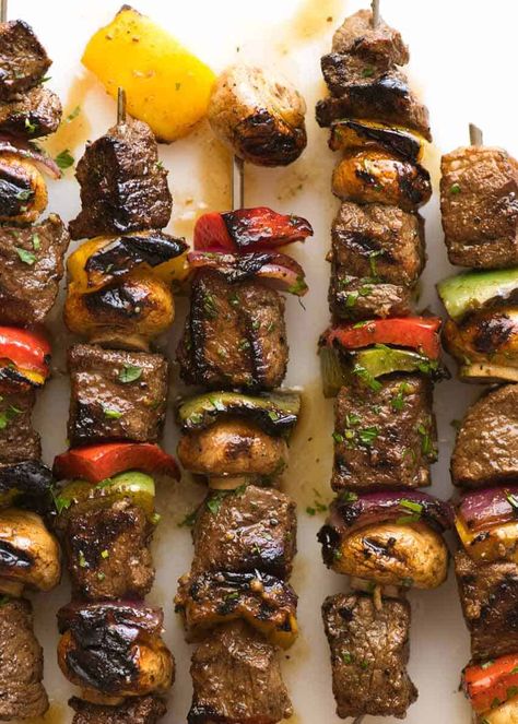 Overhead photo of Marinated Beef Kabobs with bell peppers, mushrooms and red onion Ground Beef Skewers, Marinated Beef Kabobs, Beef Kabob Recipes, Grilled Recipes, Beef Kebabs, Beef Marinade, Grill Food, Steak Kabobs, Whats Gaby Cooking