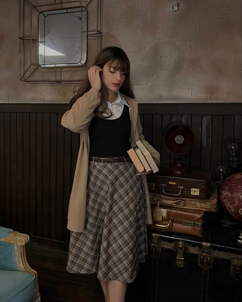 Outfits For Warm Weather, Academia Aesthetic Outfit, Dark Academia Outfits, Elegance Dress, Dark Academia Outfit, Academia Outfits, Looks Pinterest, Academia Style, Dark Academia Fashion