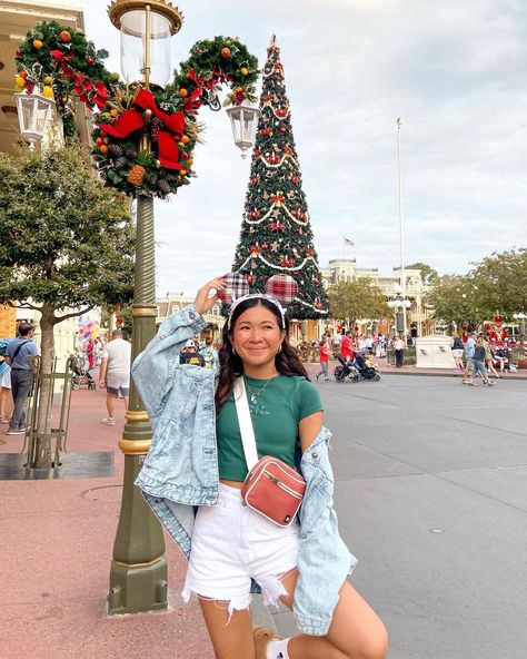 christmas at disney >> | Instagram Disney Christmas Pictures Ideas, Christmas Disney Pictures, Disney Christmas Photos, Disney Christmas Outfit Ideas, Holiday Disney Outfits, Disney World Christmas Aesthetic, Christmas Disney World Outfits, Disney World Outfits Christmas, December Disney World Outfits