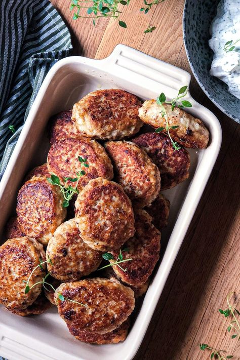 Klassiske Frikadeller Opskrift - Saftige & Smagfulde Som I Gamle Dage Wild Kitchen, Danish Food, God Mat, Daily Bread, Restaurant Bar, Dinner Recipes, Good Food, Yummy Food, Meat