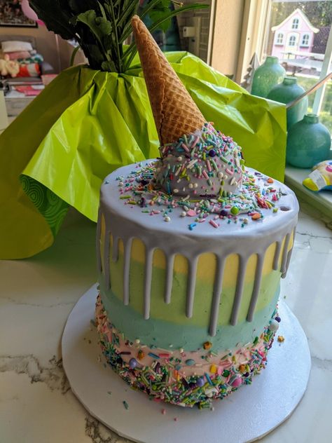 Ice Cream Cone Cakes, Upside Down Balloons, Upside Down Ice Cream Cone Cake, Upside Down Ice Cream, Cone Cake, Ice Cream Cone Cake, Cupcake Cones, Cake Shapes, Birthday Party Theme Decorations