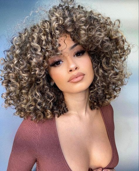 3b Curly Haircuts Shoulder Length, Make Someone Smile Everyday, Bang Cut, Blonde Highlights Curly Hair, Curly Highlights, Bang Hairstyles, Hair Movement, Curly Cut, Permed Hair