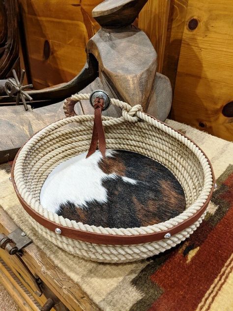 Cowboy Western Decor, Western Rope Crafts, Country House Decor Ideas, Cowhide Home Decor, Western Rope Decor, Cowhide Decor Ideas, Lariat Rope Wreath, Lariat Rope Crafts Diy, Diy Cowhide Projects