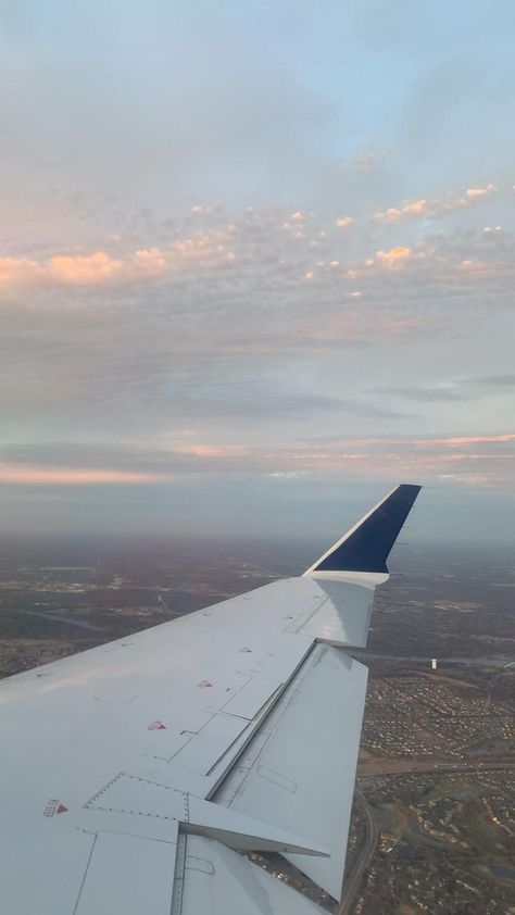 Airplane View Video, Aesthetic Airplane Window, Travel Aesthetic Airplane, Plane Videos, Airplane Video, Christmas Sunset, Airport Video, In The Airplane, Airplane Sunset