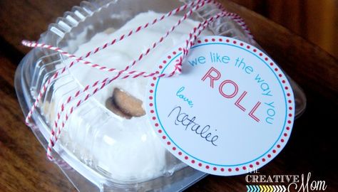 Cinnamon Roll Gift Tags {Free Printable} Cinnamon Roll Gift, School Bus Driver Gift Ideas, Gift Tags Free Printable, Secret Pal Gifts, Coffee Cupcakes, Secret Pal, Neighbor Christmas Gifts, Christmas Tags Printable, Creative Mom