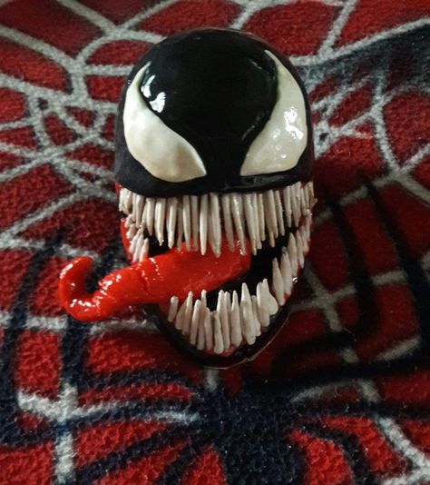 Venom  polymer clay #marvel #crafts Michael Myers Polymer Clay, Marvel Ceramics Ideas, Marvel Clay Ideas, Clay Marvel, Marvel Crafts, Spiderman Girl, Clay Pinch Pots, Star Wars Mugs, Venom Art