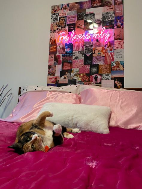 Wall Collage With Neon Sign, Collage Wall With Neon Sign, Neon Sign Collage Wall, Neon Sign Decor Ideas, Photo Wall With Neon Sign, Neon Sign Room Aesthetic, Podcast Wall, Above Bed Pictures, Sorority Dorm Room