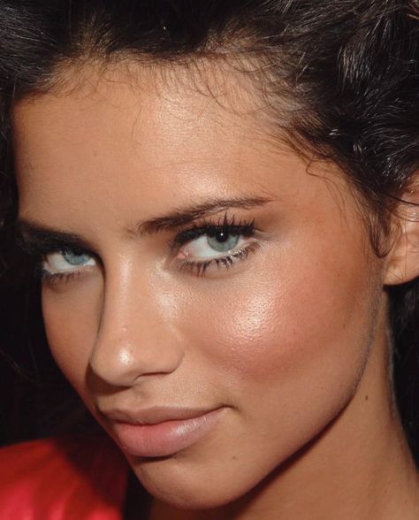 Adriana Lima Eyes, Adriana Lima Face, Angel Makeup, Beauty Lips, Chateau Marmont, Celebrity Faces, Aesthetic People, Gorgeous Eyes, Face Photo