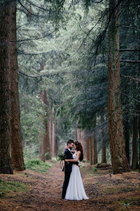 Pnw Fall Wedding, Photography Poses Nature, Poses Nature, Wedding Ceremony Pictures, Nature Woods, Outdoor Wedding Photography, Wedding Picture Poses, Pose Fotografi, Wedding Photography Styles