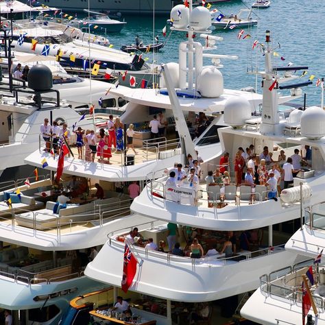 Monaco Grand Prix 2019 with panache and style on your chartered super-yacht. InspireME together with F1 Experiences. Yacht In Monaco, Monaco Yacht Aesthetic, Monaco Grand Prix Aesthetic, Monaco Grand Prix Formula 1, Monaco Party, Desert Kingdom, Grand Prix Monaco, Monaco Lifestyle, Monaco Aesthetic