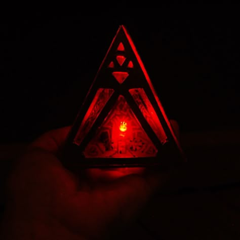 DIY Sith Holocron Tutorial - Star Wars Rebels (free template download included) Force Abilities, Sith Holocron, Sith Aesthetic, Star Wars Wall, Star Wars Background, Star Wars Aesthetic, Star Wars Sith, Dark Side Star Wars, Marvel Wall