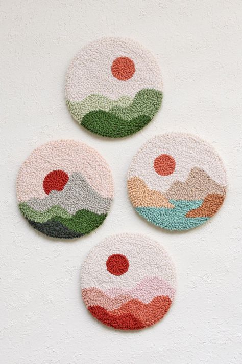 Tufting Coaster Ideas, Simple Punch Needle Patterns, Needle Punch Projects, Punch Needle Landscape, Punch Needling Ideas, Punch Needle Inspiration, Tuft Rug Ideas, Punch Needle Mug Rugs, Punch Needle Ideas Inspiration