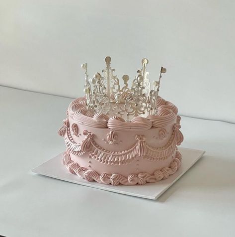 Sweet 16 Cakes Aesthetic, 16th Birthday Cake Aesthetic, Queen Cake Design, Pink Cake Aesthetic, Debut Inspiration, Queen Birthday Cake, Pink Velvet Cake, Birthday Cake Crown, Lisa Birthday