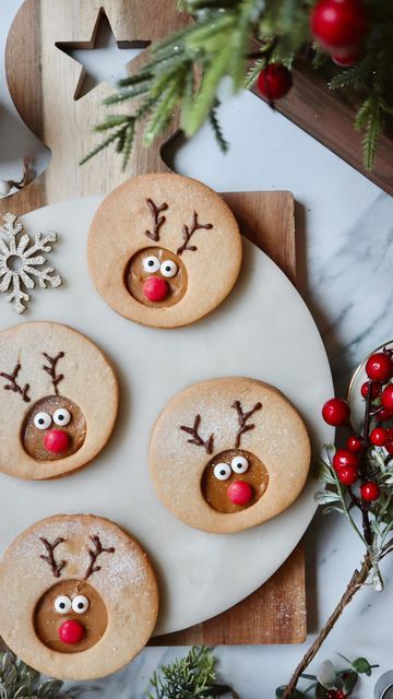 Chloe 🌸 Food & Easy Recipes on Instagram: "REINDEER CHRISTMAS BISCOFF BISCUITS 🎄🎅🏼🎅🏼🎄🎄 We are just so excited for Christmas I can’t help myself! But how cute are they?!! 🥹🥹 Little Rudolph’s 😍😍 My favourite biscuit recipe that never lets me down 👇🏻 *Makes 12 biscuit sandwiches 200g softened butter 200g golden caster sugar 1 British lion egg 1 tsp vanilla extract 400g plain flour Biscoff spread Chocolate pen Icing eyes Smarties Mix the butter,sugar,egg & vanilla extract in a bowl. Slowly add in the flour to make dough. Roll out and cut 24 biscuits out. Cut a circle into half with a smaller circle cutter Pop into the oven for 10-12 mins at 180. Let cool and then spread the Biscoff spread onto the full biscuit and place the one with the circle cut out on top. Use melted chocola Christmas Biscuits Ideas, Christmas Iced Biscuits, Christmas Kids Recipes, Christmas Cafe Food, Christmas Biscuits Decorated, Reindeer Biscuits, Festive Bakes, Christmas Reindeer Cookies, Chocolate Biscuit Recipe