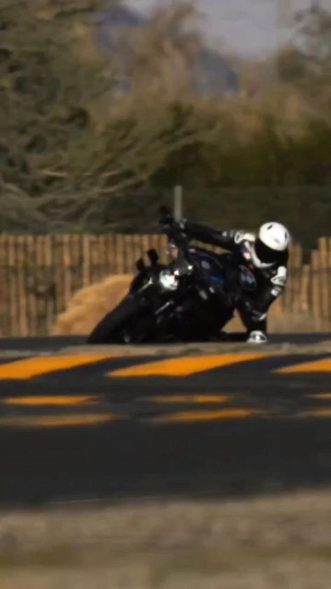 Sport Bike Rider, Stunt Video, Bmw 1000rr, Dirt Bike Racing, Bike Aesthetic, Motorcycle Aesthetic, Night Biking, Biker Aesthetic, Futuristic Motorcycle