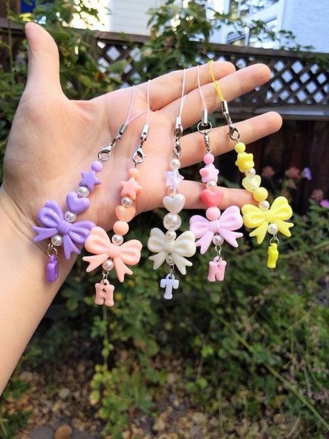 Seni Resin, Anting Manik, Bead Charms Diy, Diy Bracelet Designs, Diy Bracelets Patterns, Christmas Party Favors, Handmade Jewelry Tutorials, Letter Charm, Gummy Bear