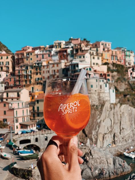 Does life get any better than a Spritz in hand coupled with a view of the pretty pastel-coloured houses of Cinque Terre tumbling down the Italian Riviera coastline? 🧡🍹 Guys Trip, Outfit For Travel, Cinque Terre Italy, Italy Summer, Italy Trip, Italy Tours, Vision Board Inspiration, Italy Travel Guide, Aperol Spritz