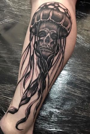 Dark Aquatic Tattoo, Ocean Skeleton Tattoo, Traditional Style Jellyfish Tattoo, Underwater Skull Tattoo, Jellyfish Skull Tattoo, Jelly Fish Hand Tattoo, Jellyfish Tattoo For Men, Skull Sea Tattoo, Gothic Jellyfish Tattoo