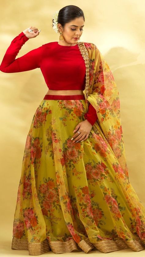 New Long Frock Models, Ladies Frock Design, Green Blouse Designs, Floral Maxi Dresses, Long Blouse Designs, Lehenga Saree Design, Saree Wearing Styles, Long Frock Designs, Stylish Maxi Dress