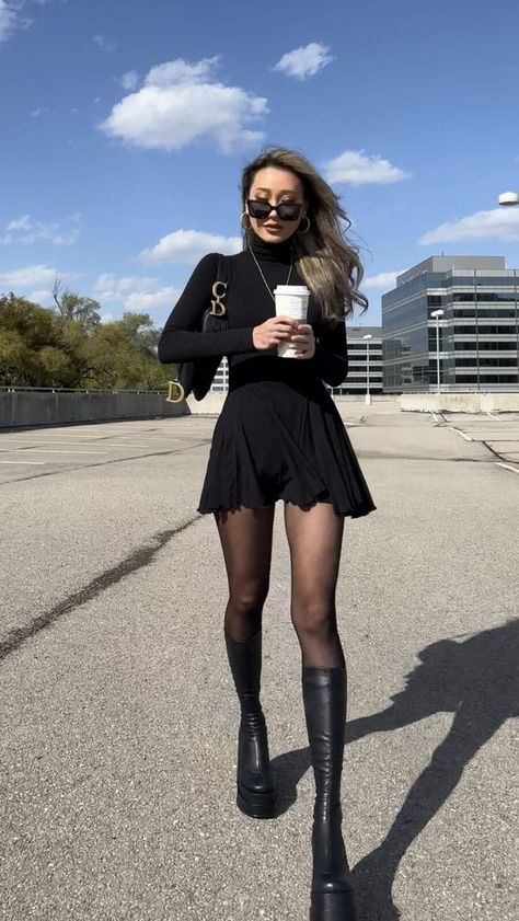 Ideas para usar prendas cortas y botas largas | Es la Moda Platform Boots Outfit, Black Dress Boots, Outfit Botas, Black Boots Outfit, Pastel Outfit, Dior Saddle, Mötley Crüe, American Beauty, Saddle Bag