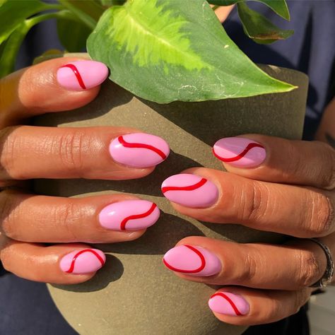 1-Line Nail Art Is the Latest Minimalist Trend, and Here Are 26 of Our Favorites Makeup Minimalist, Snow Travel, Mauve Nails, Line Nail Art, Minimalist Nail, Nagellack Trends, Design Makeup, Minimalist Nail Art, Nail Designs Valentines